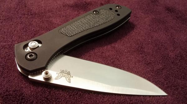 un barbat de 73 de ani a venit la tribunal cu o toporisca o secera si un briceag