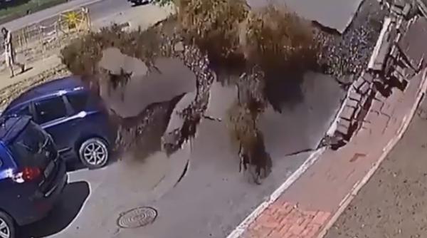 video explozia unei conducte de apa a inundat strazile orasului