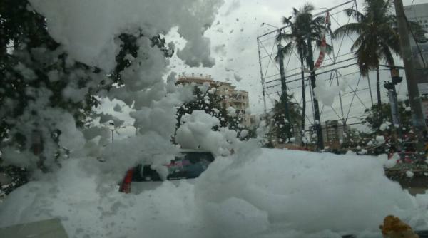 video orasul bengalore sufocat de spuma toxica