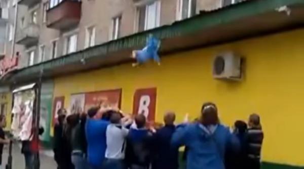 video scene socante un barbat isi arunca copiii de la etajul 5 pentru a i salva de un incendiu