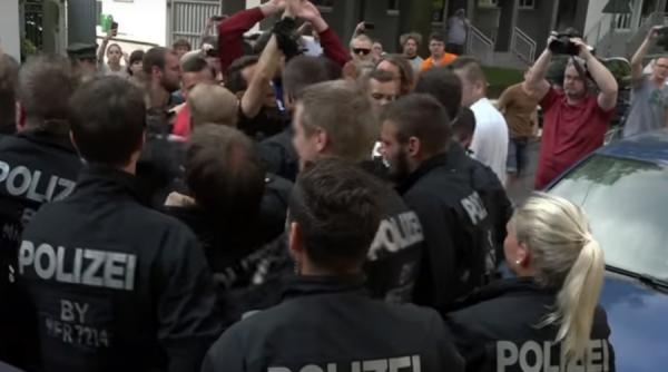 video incident violent la nurnberg intre politisti si studenti din cauza deportarii unui afgan