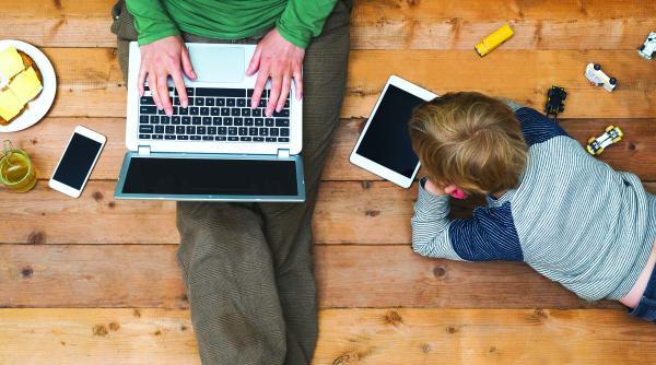 copiii stau pana la trei ore zilnic cu tableta in brate