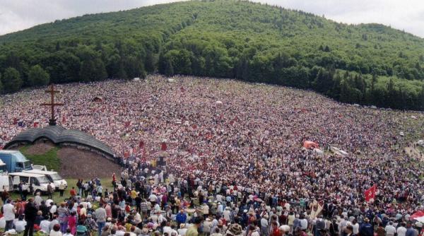 harghita zeci de mii de credinciosi asteptati la sumuleu ciuc pentru a participa la marea procesiune de rusaliile catolice