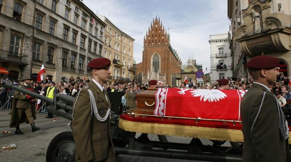 in sicriul fostului presedinte kaczynski au fost descoperite ramasite ale altor victime ale tragediei de la smolensk