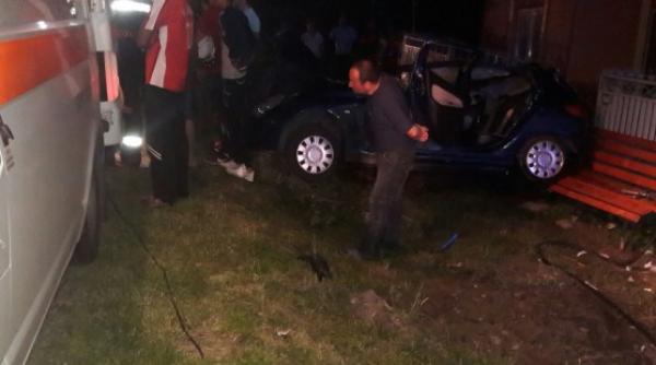 un copil a murit iar alti 3 sunt raniti dupa ce masina in care se aflau s a rasturnat