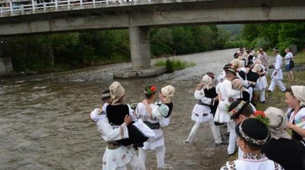 un obicei unic in romania vechi de 500 de ani ce este udatul nevestelor de rusalii