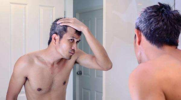 de ce cade parul si apar firele albe