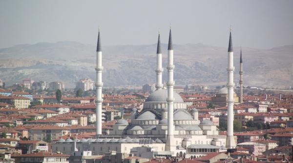 ankara face apel la dialog si doreste sa ajute la normalizarea relatiilor dintre monarhiile din golf