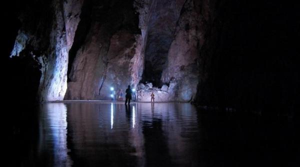 arii protejate ale romaniei avenul din hoanca urzicarului