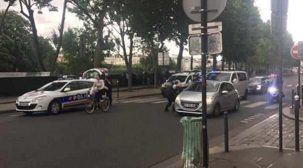 alerta la paris au fost auzite mai multe focuri de arma la catedrala notre dame