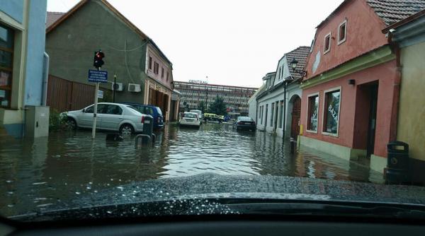 orasul medias sub ape dupa o ploaie care a durat doar 15 minute