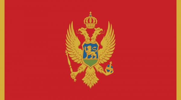 drapelul muntenegrului ridicat la sediul nato pentru a marca primirea celui de al 29 lea membru al organizatiei