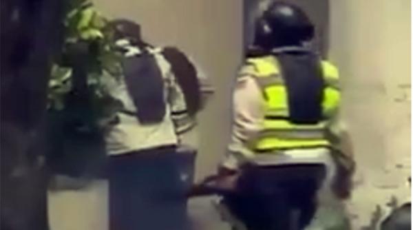 video imagini scandaloase la caracas mai multe femei sunt jefuite de politisti in timpul unui protest