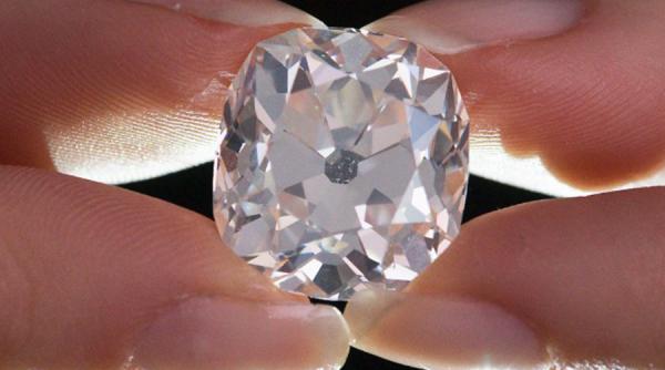 un inel cumparat de la un targ de vechituri cu 10 lire vandut cu peste jumatate de milion de lire sterline