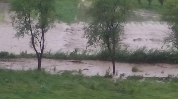 video valuri de apa si noroi au navalit intr un sat din alba dupa o rupere de nori