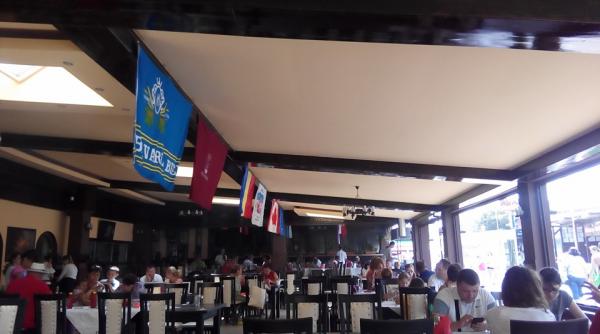 furios patronul unui restaurant din mamaia a aruncat cu propriul sange in inspectorii opc