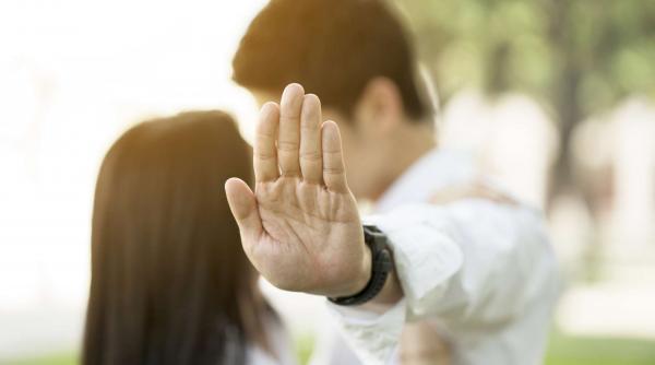 gesturi de iubire de evitat in public pentru a nu fi penibili