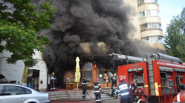 mures un bloc de locuinte evacuat dupa ce a fost cuprins de flacari