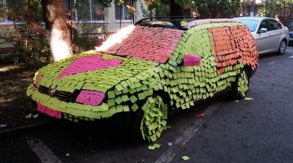 un oradean s a trezit cu masina tapetata cu biletele care este mesajul