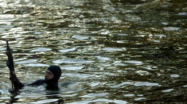 brasov echipajele isu continua actiunile de cautare a celor doua persoane disparute in apele raului olt