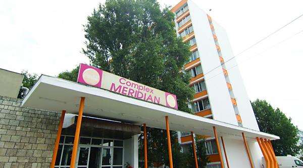 cat mananca si beau politistii in hotelurile mai