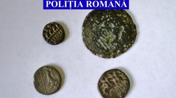 hunedoara politistii au recuperat mai multe monezi antice care au fost furate de 4 cehi