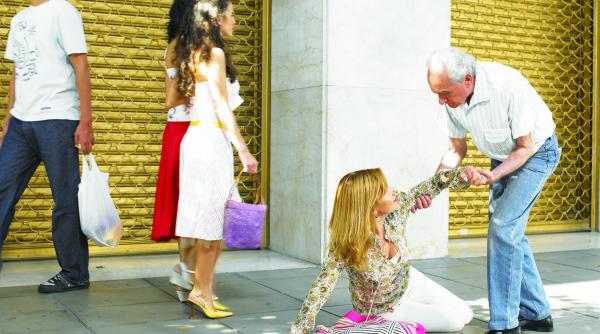 sa nu te agati de bara de sus a autobuzului risti traumatizarea umarului