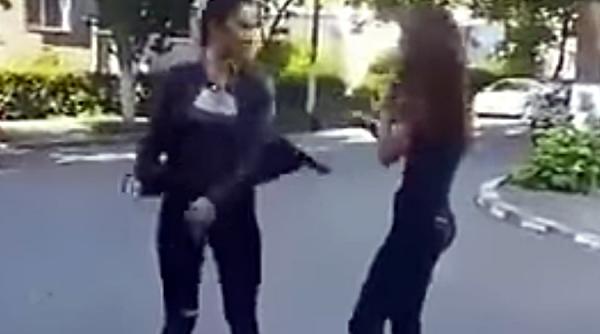 video doua tinere din ploiesti au batut cu salbaticie o adolescenta politia a deschis dosar penal