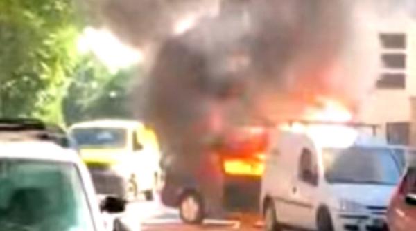 video un masina a ars ca o torta in centrul aradului