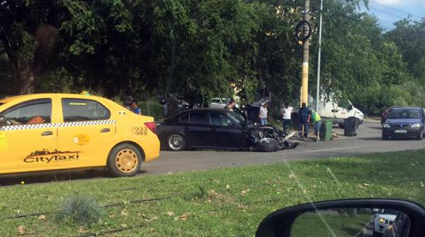 constanta un bmw s a zdrobit dupa impactul cu o duba