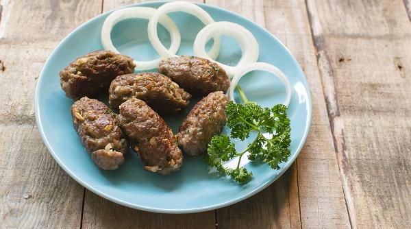 de la carnati fara mat la mici si mititei argumente pentru mititei un preparat romanesc si cateva retete