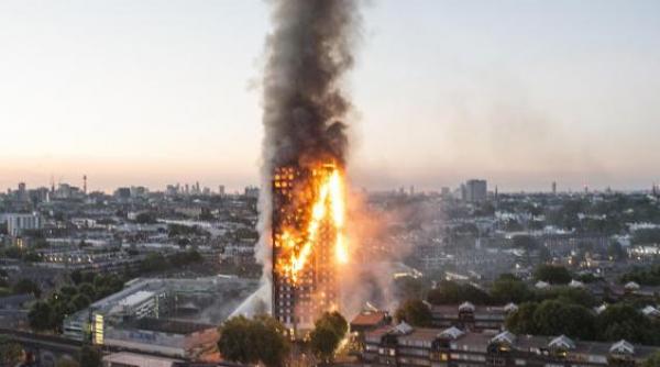 un incendiu urias a cuprins un bloc de locuinte cu 30 de etaje din londra