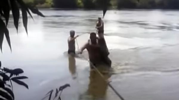 video arad fetita de 11 ani salvata din apele muresului de un politist