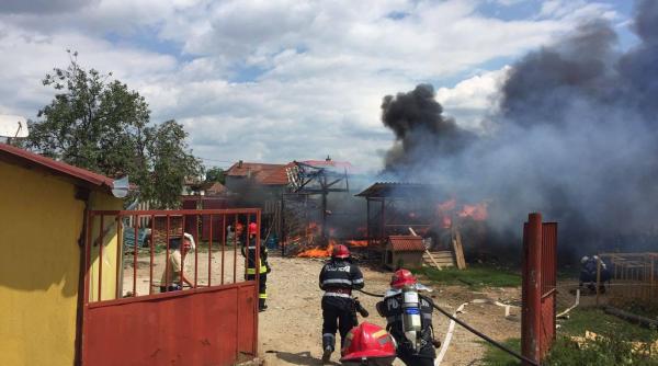 video bihor incendiu puternic intr o anexa in care erau depozitate butelii