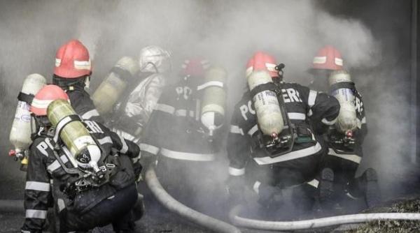 botosani o casa garajul si autoturismul din interior au ars intr un incendiu provocat intentionat