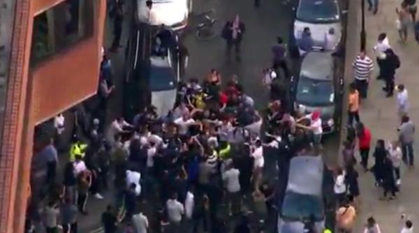 incendiu la londra manifestanti furiosi au intrat in sediul primariei de cartier