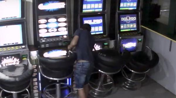 video un pusti este filmat in timp ce fura mai multe televizioare dintr o sala de jocuri