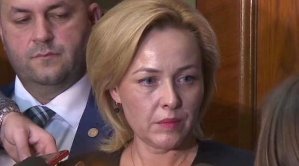 carmen dan grindeanu o papusa cu cheita in spatele careia se afla cel care se vrea adevaratul premier victor ponta