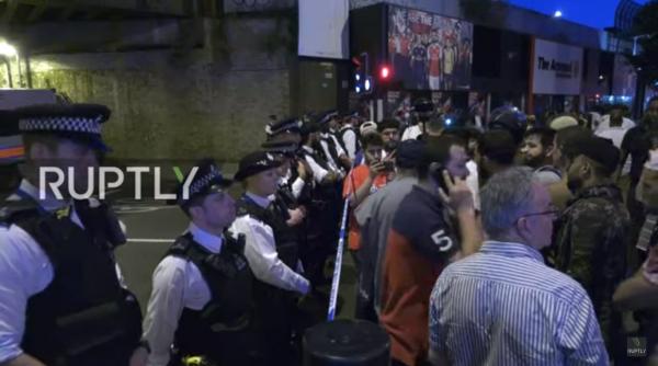 marea britanie mai multi raniti si o arestare dupa ce un vehicul a lovit pietoni in nord estul londrei