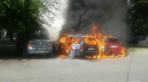 vaslui doua masini au ars in parcarea judecatoriei un alt treilea autoturism a fost afectat