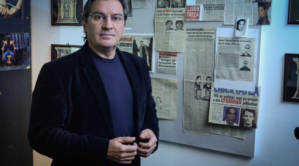 criminalul cu mitraliera sub pat si teancul de ziare in brate