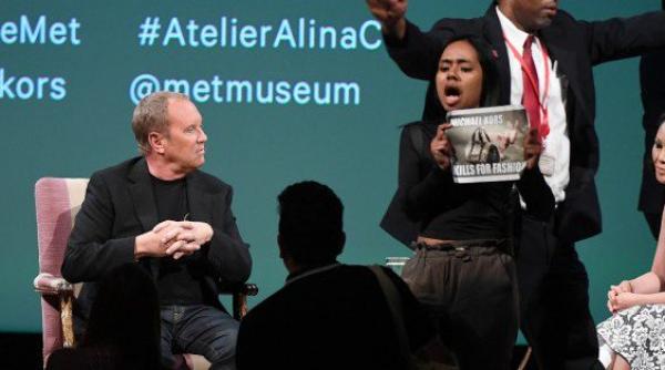 designerul michael kors boicotat de activistii pentru drepturile animalelor in timpul unei conferinte la new york