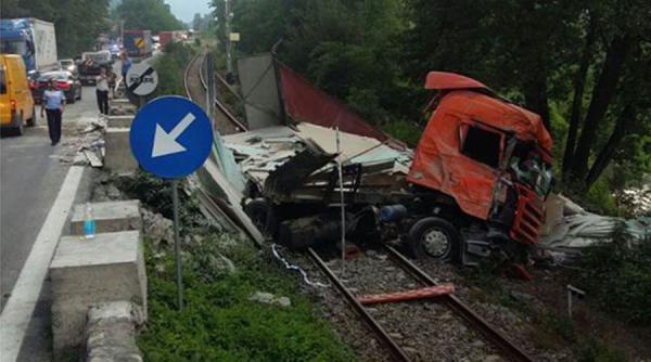 valcea trafic feroviar blocat in zona cornetu din cauza unui tir intrat pe sine