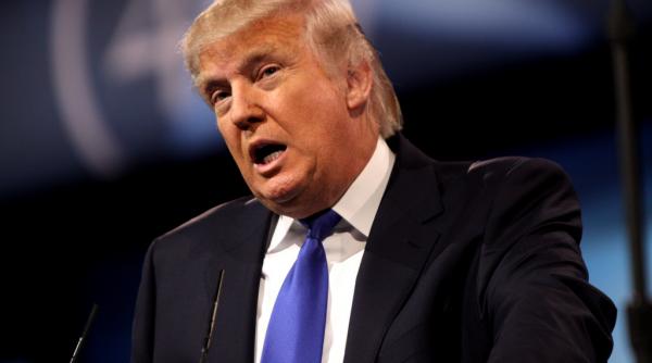 donald trump o acuza pe hillary clinton ca a conspirat cu propriul partid pentru a l invinge pe nebunul de sanders