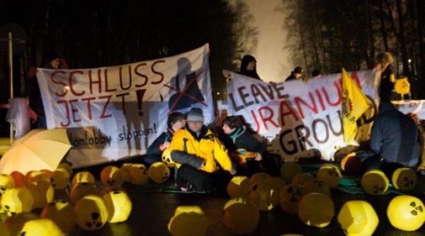 zeci de mii de oameni au protestat impotriva a doua centrale nucleare din belgia