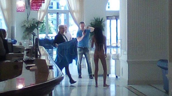 o clujeanca umbla goala pusca pe strada