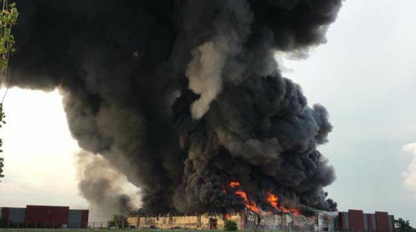 update alerta incendiu puternic la un depozit din balotesti suprafata afectata este de 3 000 m patrati