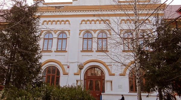 bacau elevi pusi sa si rescrie tezele in timpul examenului de bacalaureat