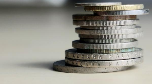 china o batrana superstitioasa a intarziat decolarea unui avion dupa ce a aruncat monede spre motorul aeronavei