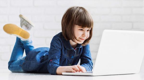 explicatiile psihologului drama copiilor crescuti la laptop